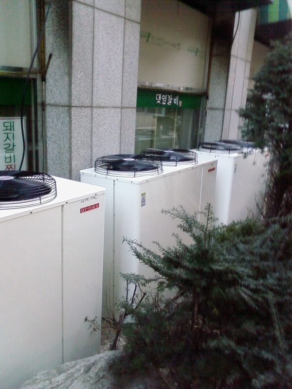 유기농매장의 실외기 설치 작업중